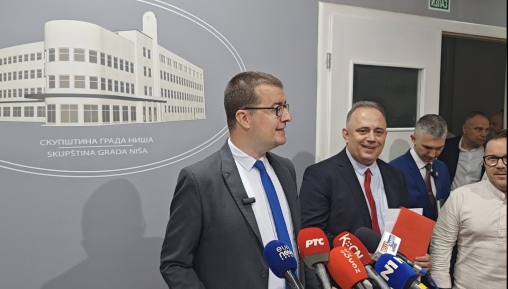NOvaković se smeje