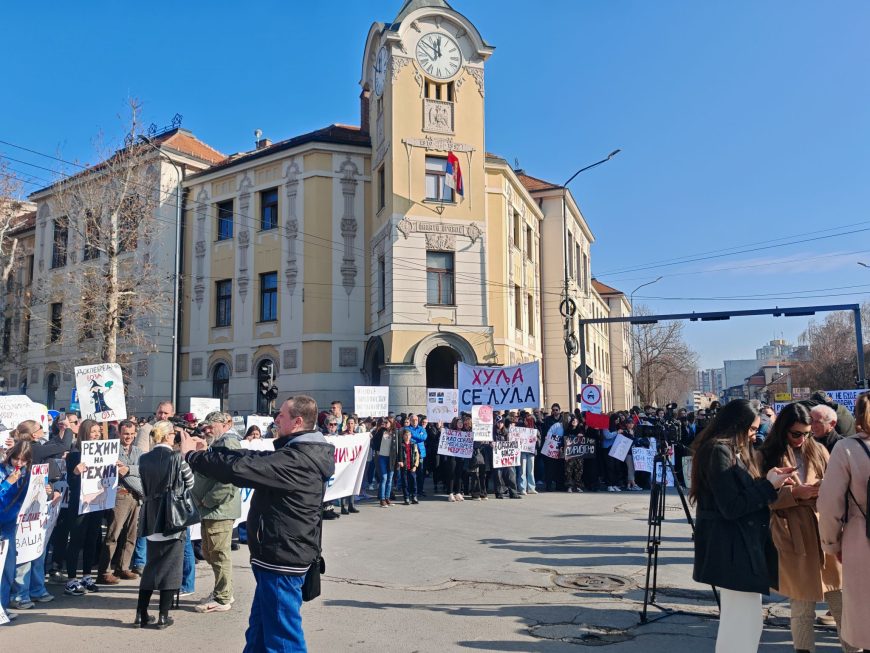 protest kod Suda